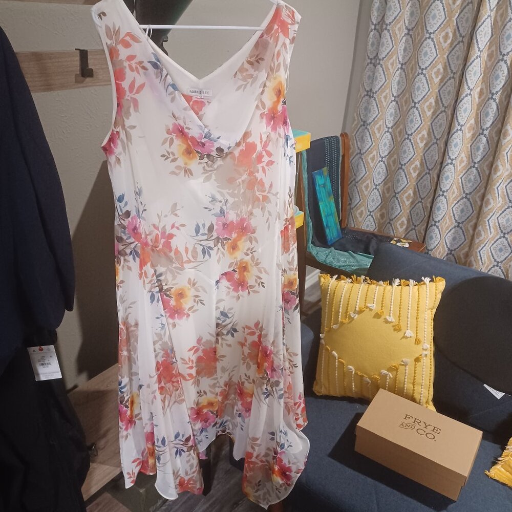 Sze 18W Robbie Bee Hankerchief dress cream/floral